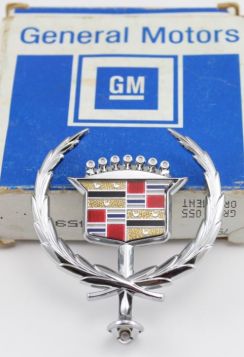 1984-1985-cadillac-seville-hood-ornament-emblem-nos